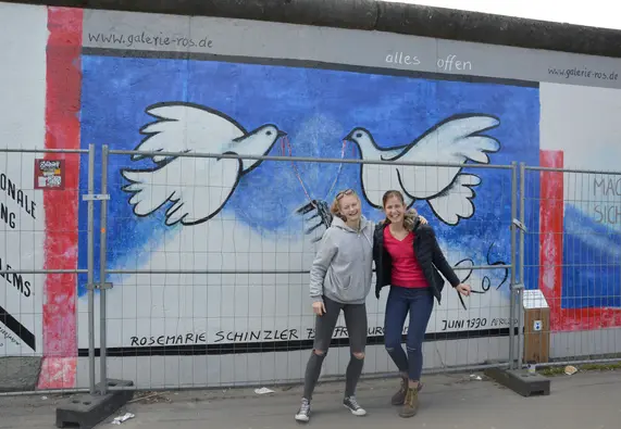 Deux correspondantes devant une fresque représentant deux colombes