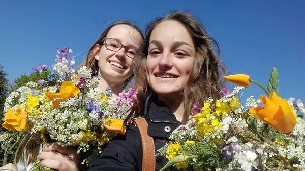 Deux correspondantes avec des bouquets de fleurs